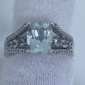 Elegant 14K Aquamarine and Diamonds Ring